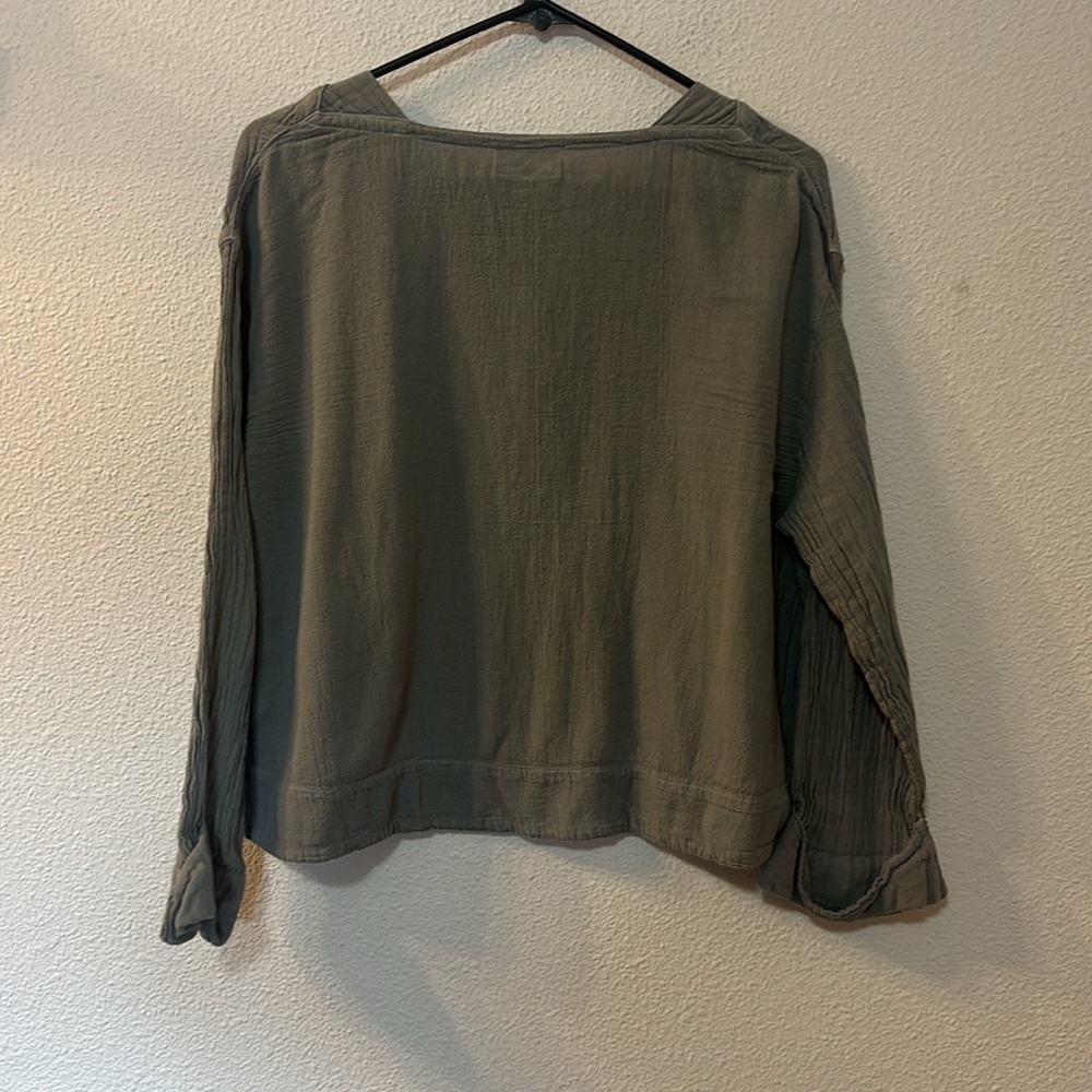 Essence cuffed sleeve basic top - Picture 6 of 6